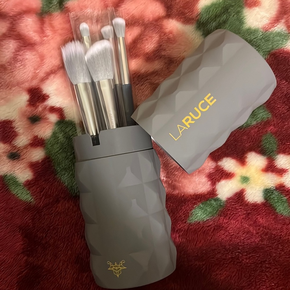😍NWT Christine Set of Brushes by Laruce!😍